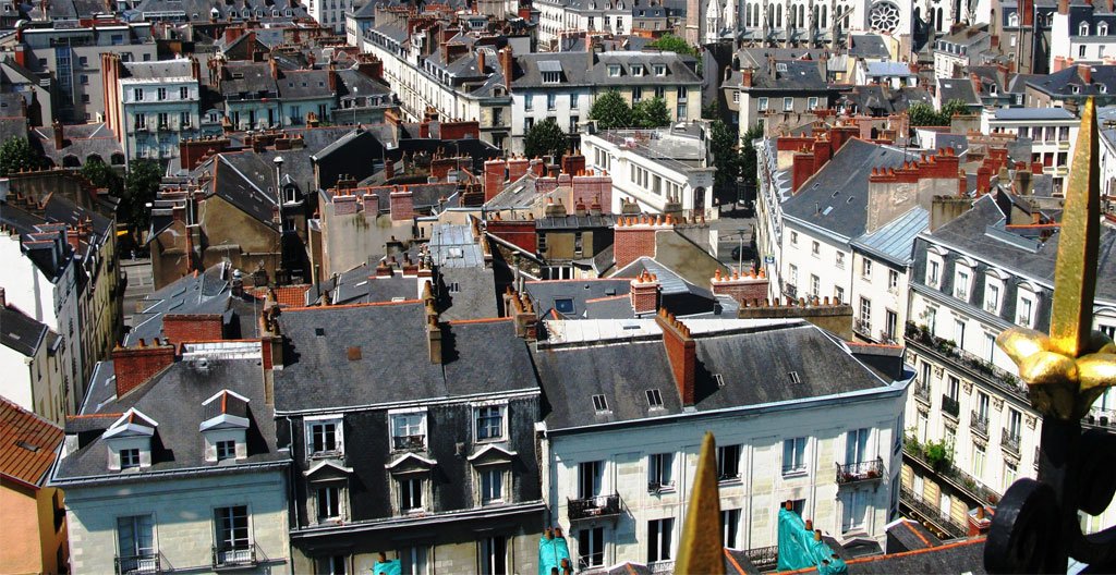 Façade d'une résidence contemporaine dans un quartier nantais, lignes architecturales épurées, environnement urbain propre sous un ciel lumineux